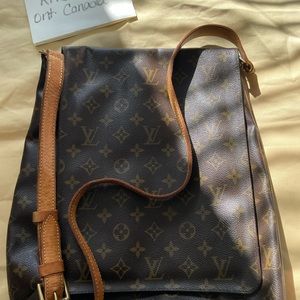 Good condition authentic vintage monogram Louis Vuitton Musette crossbody.